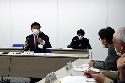 出された意見に対して丁寧に答える江原市長