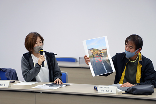交通量が多いため歩行者にとって危険な道路や倒壊の危険のある家屋について説明する出席者