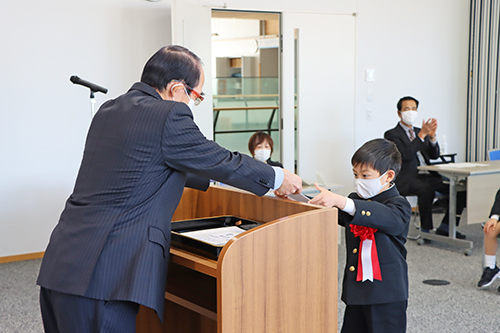 受賞者一人ひとりに賞状が手渡された