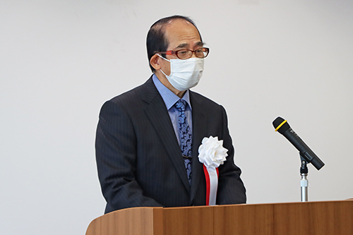 「家族の温かさが伝わる良い写真でした」あいさつをする山本達明会長