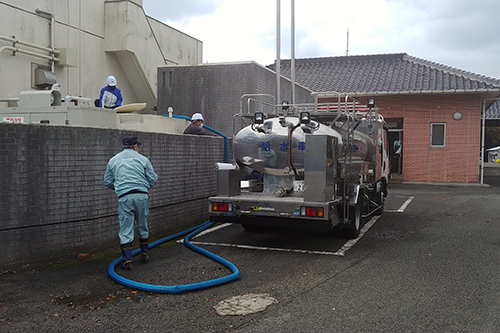 両市の上下水道局の職員が参加し、災害を想定した訓練を実施