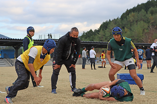 旧大津高校ラグビー部出身の酒井良隆コーチも指導に参加。