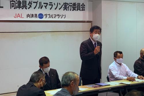 「慎重なご審議をお願いします」とあいさつする江原市長