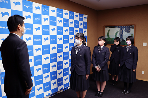 出場者代表あいさつをする２年生の山田梨菜さん