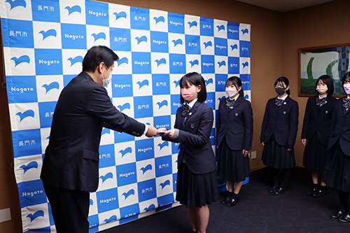 江原市長から激励費が贈呈された