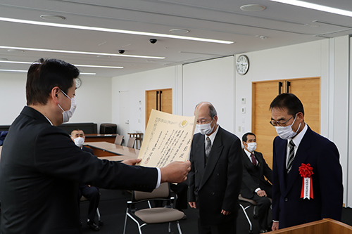 江原市長から江良楽踊保存会の須子会長に表彰状が伝達された