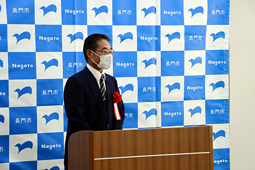 須子会長によるあいさつ　江良地区は「月の前の伶楽」を奉納している