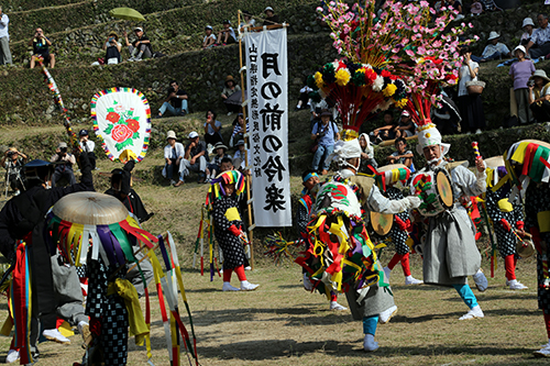 赤崎まつりでの踊りの奉納の様子