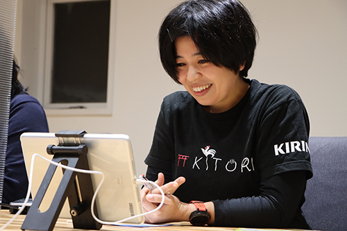 だされたさまざまなアイディアにコメントする地域おこし協力隊の江島さん