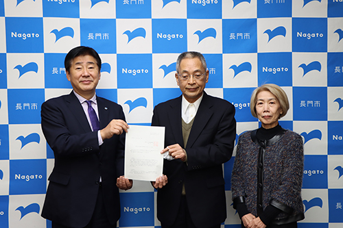 長門市上下水道事業審議会の林会長と小野副会長から、江原市長へ答申書が提出された