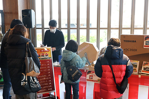 豪華賞品があたるガラポン抽選会に多くの人が参加した