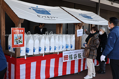 3,000円と5,000円の福袋が用意され、飛ぶように売れていた