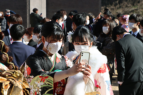 晴天に恵まれ、屋外で写真撮影をする姿も多くみられた