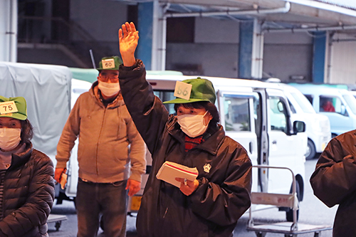 希望の金額になると、手を挙げて購入の意思表示をする