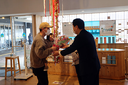 江原市長から花束の贈呈