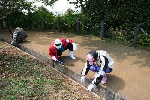 利用者は清掃や組み立てなどの作業を通して技術や社会性の習得に努めている