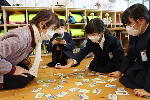 地域の人と一緒に昔あそびを楽しむ油谷小学校の一年生