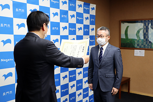 江原市長から長門店の佐藤店長に感謝状を贈呈