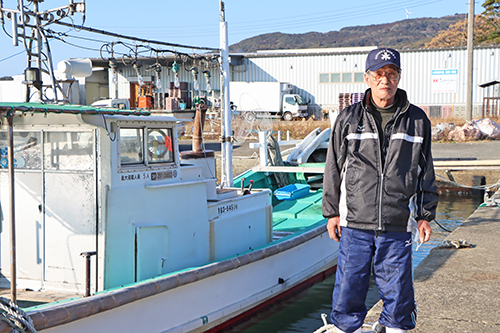 金色のヒラメを釣り上げた漁師の濱谷正さん