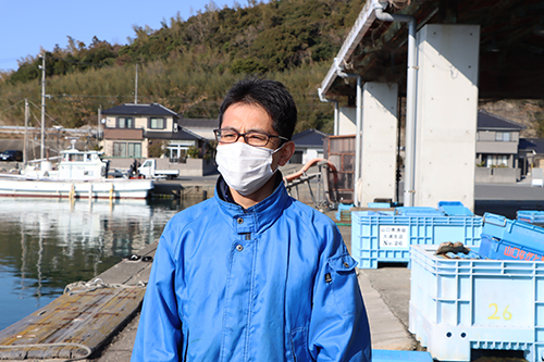「ここまで大きい金色のヒラメは珍しい」と話す海響館学芸員の園山貴之さん