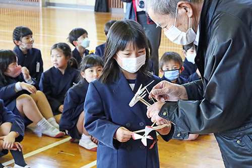 成績上位の子に賞状とスーパー竹とんぼが贈られた