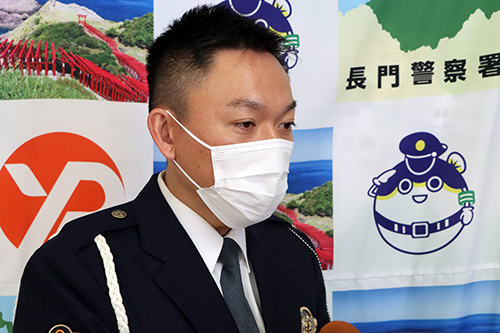 長門市内の人身事故件数が増えていることを話す春若交通課長