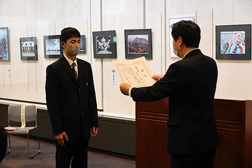 高校生チャレンジ部門写真の部で優秀賞に輝いた末永虎希さんに江原市長から賞状が授与された