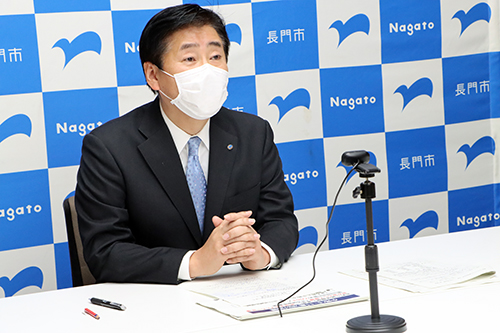 長門市の感染状況とワクチン接種の取組について報告する江原市長