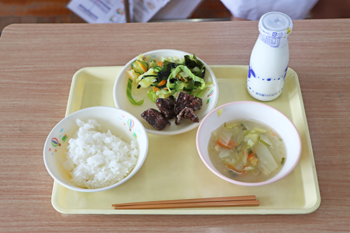 今日の献立（くじらの竜田揚げ、白菜のみそ汁、わかめの酢の物、節分豆、ご飯、牛乳）