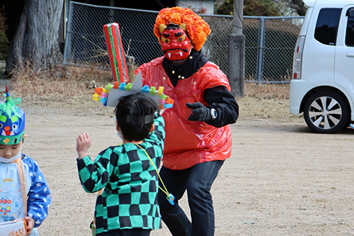 園児の寒さを吹き飛ばすような元気に赤鬼もたじたじ