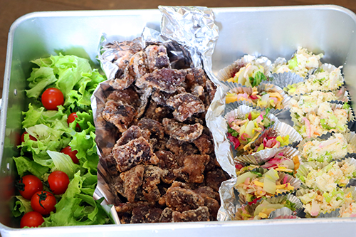 給食で提供された鯨の竜田揚げ。長門大津くじら食文化を継承する会が鯨肉を市に贈呈したもの