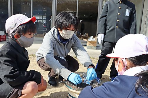 江島さんから子どもたちに焼き方のアドバイス