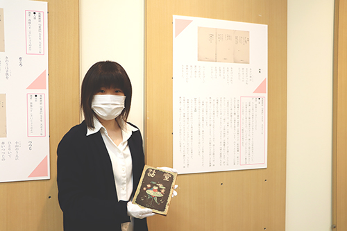 大正時代に発行された雑誌を手に取る宇野学芸員
