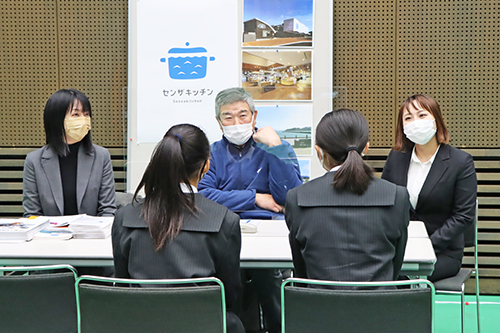 市内の高校生に仕事の魅力、やりがいを説明