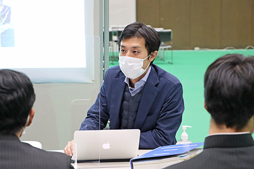 地元の高校生に対して企業も熱心に説明