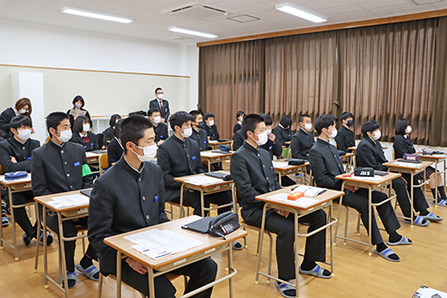 この日は商業科の2年生63人が受講した