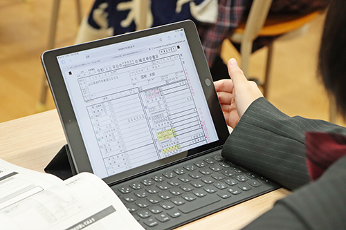 タブレットを使いこなし、スムーズに完成