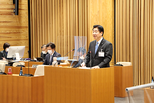 令和4年度の施政方針と提出議案についての説明を行う江原市長
