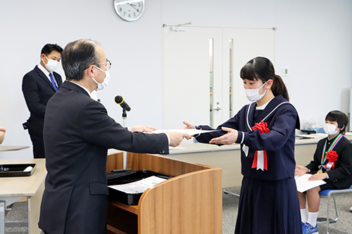 伊藤教育長が受賞者一人ひとりに賞状を授与した