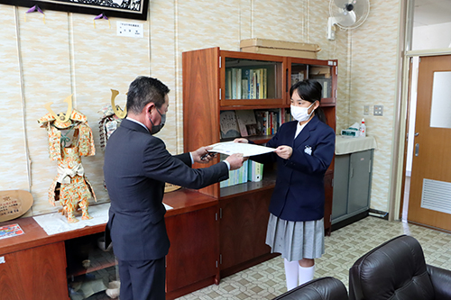 長門ライオンズクラブの兼澤会長が表彰状と記念品を授与した