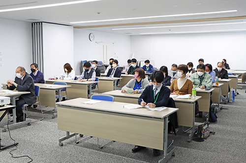 市職員など約20人が参加して情報発信について学んだ