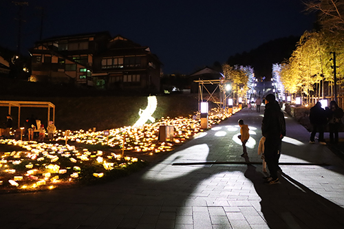 長門湯本温泉街の冬の風物詩として開催する「音信川うたあかり」は約1か月間、期間限定のライトアップが楽しめる