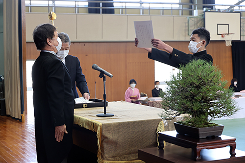 白澤校長が生徒一人ひとりに卒業証書を手渡した