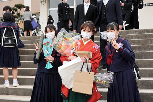晴天に恵まれ、屋外で写真撮影をする姿が多くみられた