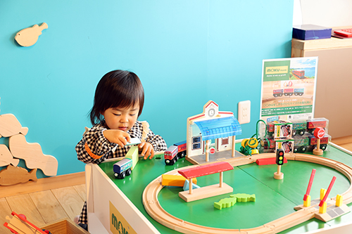 「○○なはなし」のオリジナル木トレインは子どもたちに大人気