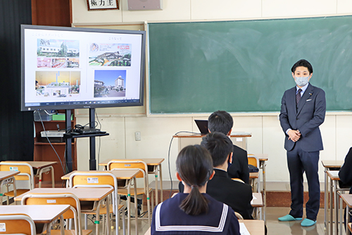 菱海中学校出身の岡藤明史さんが講義を行った