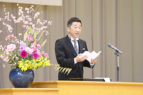 重冨哲也校長からお祝いの言葉が贈られた