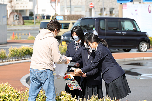 道の駅センザキッチンを訪れた人に声をかけ、商品のコンセプトを説明した