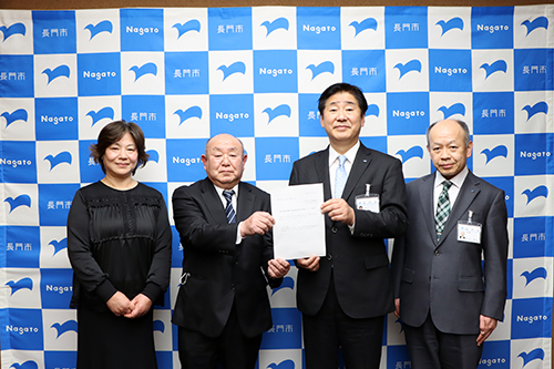 総合計画審議会の河野広行会長（左から２番目）と岡藤智加子副会長（左端）が出席