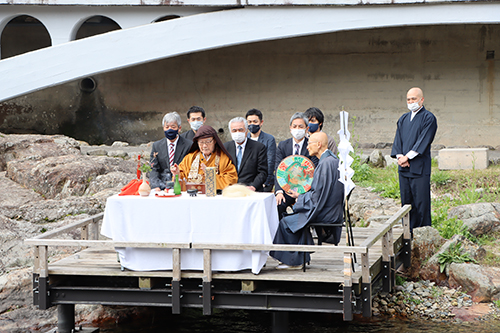 川床のシーズンを迎え、安全を祈願して行われた「川床開き」